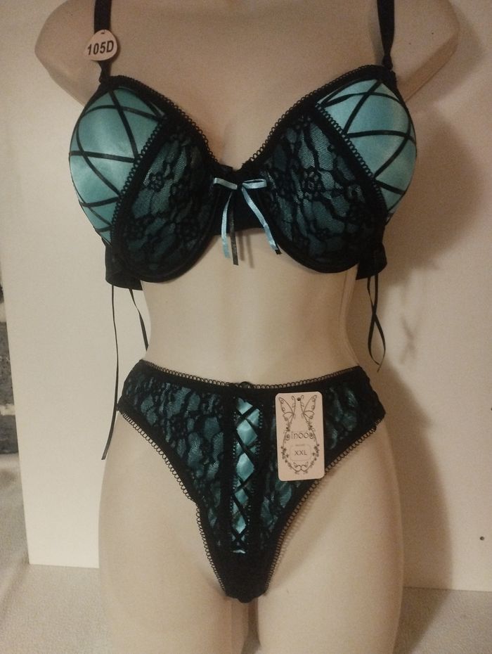 Ensemble de lingerie neuf avec armatures et rembourrage 105D XXL pour le string