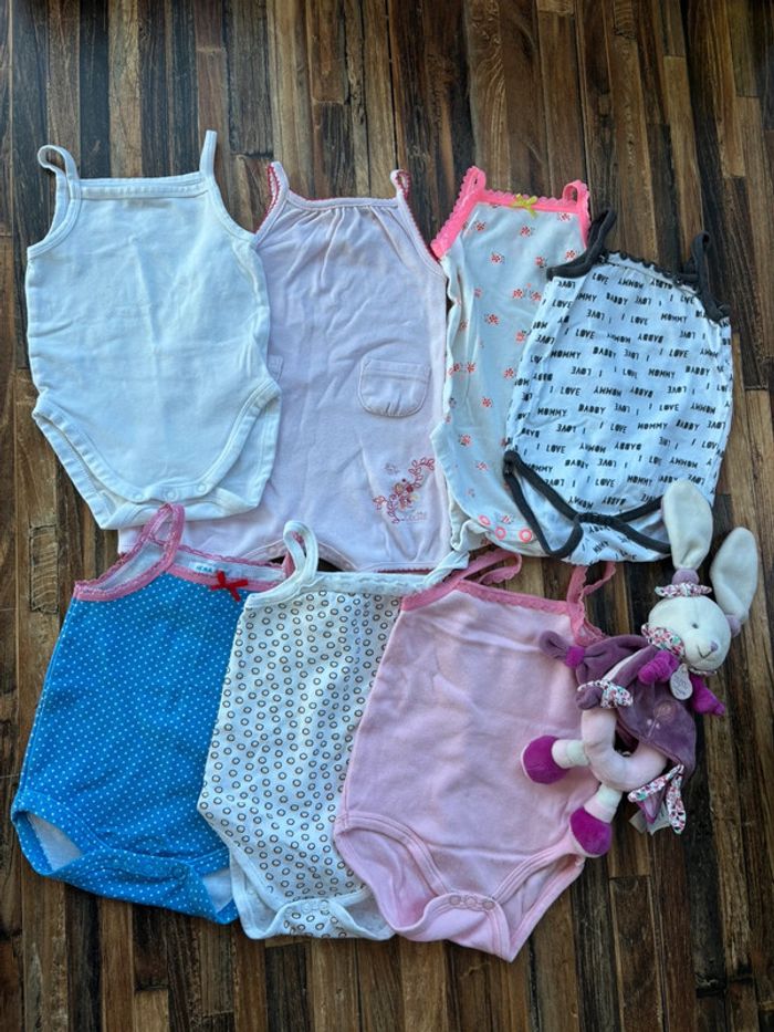 Lot bodies débardeur/bretelles 1 mois fille