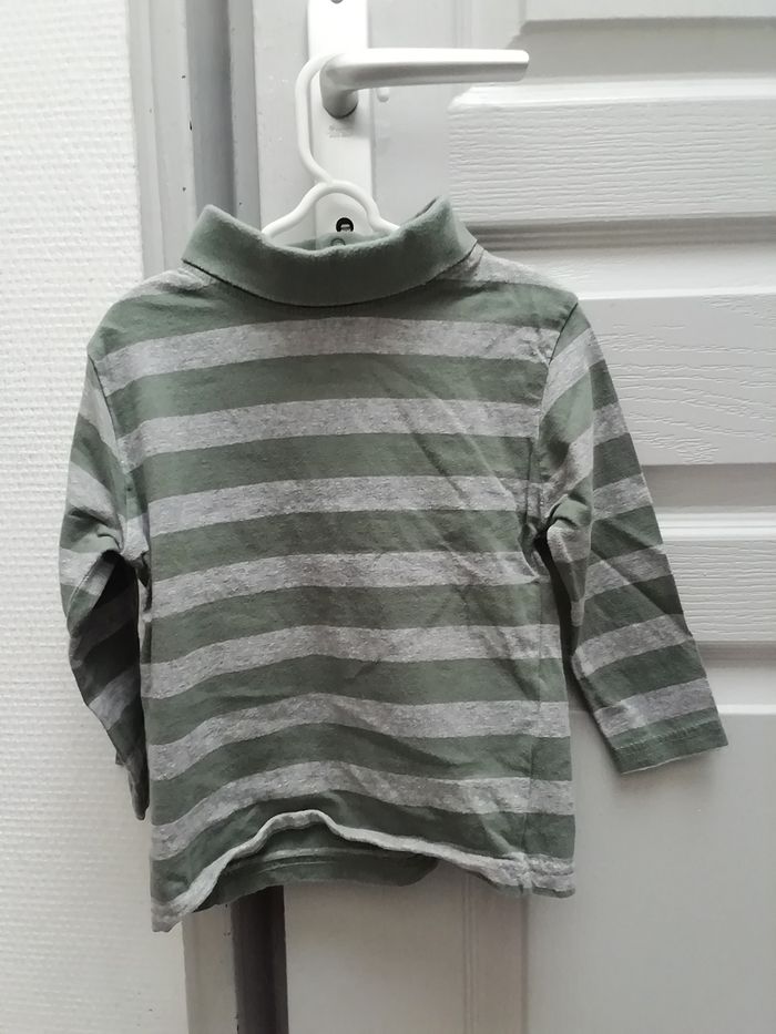 Vends sous pull  rayé gris et vert.