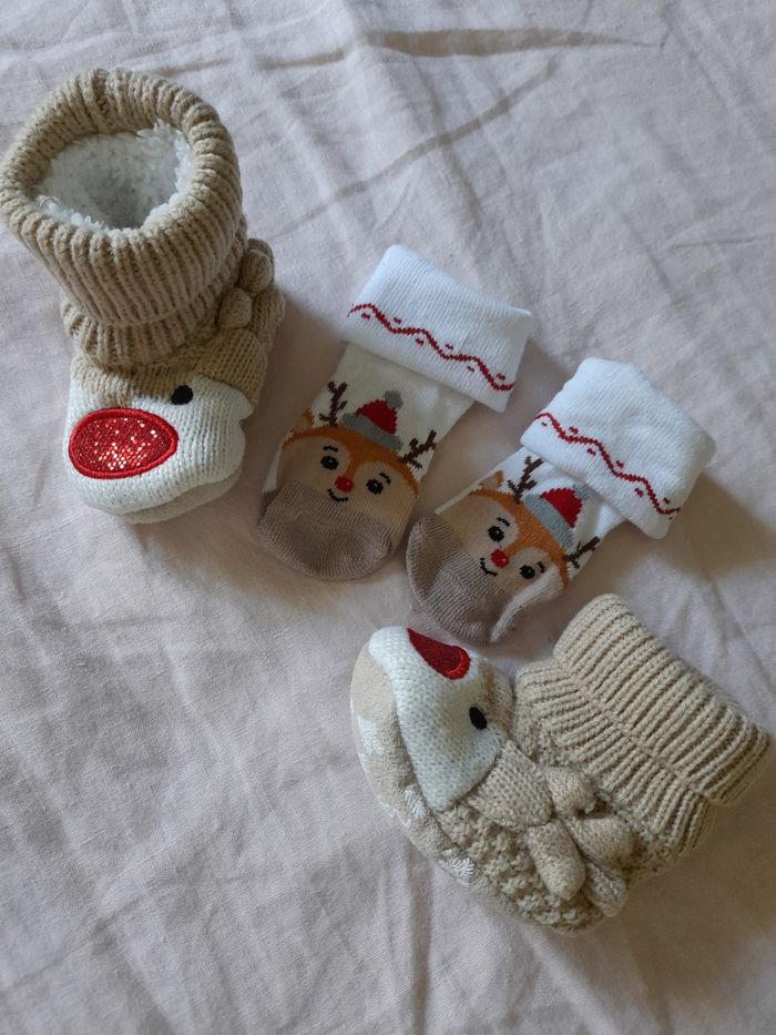 Lot Noël 3 mois (Pyjamas, Pull, Chaussons,...) - photo numéro 9