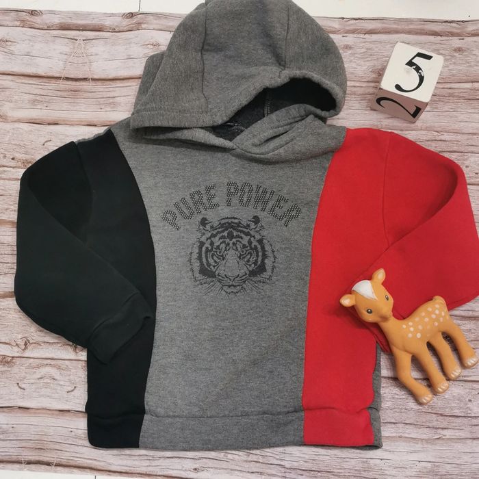Pull à capuche noir gris rouge kiabi 5ans