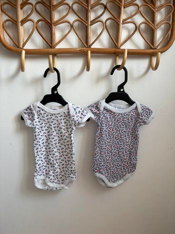 Lot 2 bodies fleuris manches courtes Petit Bateau 3 mois