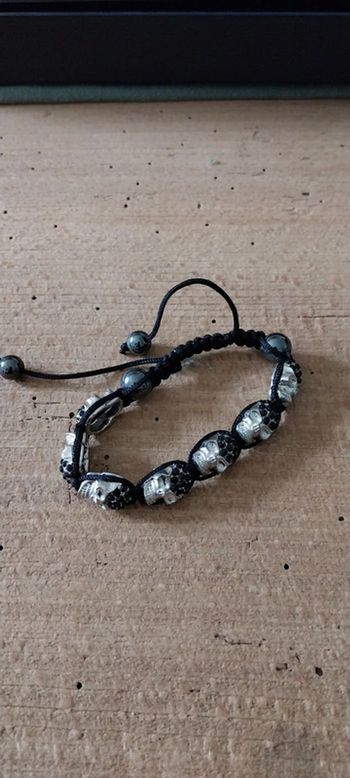 Bracelet 7 têtes de mort strass style Shamballa avec 4 perles d'hématite.