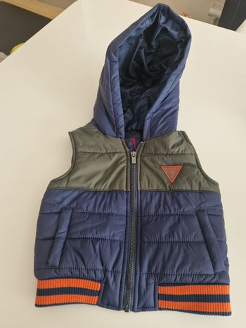 Doudoune sans manche avec capuche garçon 2 ans Guess Très bon état