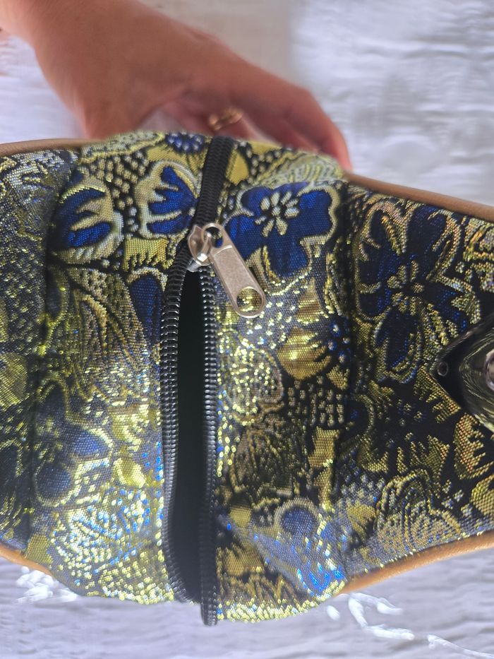 Sac  à  main aux broderies bleues et dorées - photo numéro 6