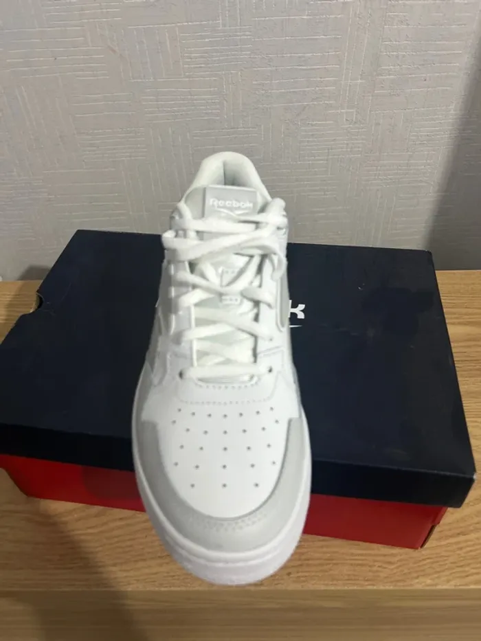 Baskets blanches grises Reebook ATR Chill 37 - photo numéro 5
