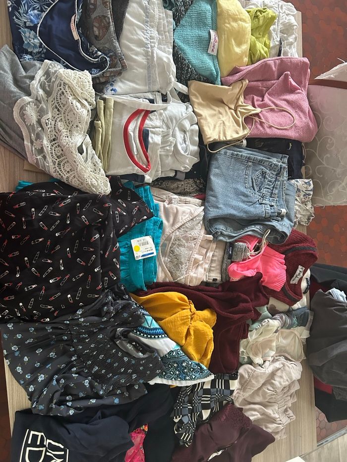 Lot de 40 vêtements femme - photo numéro 1