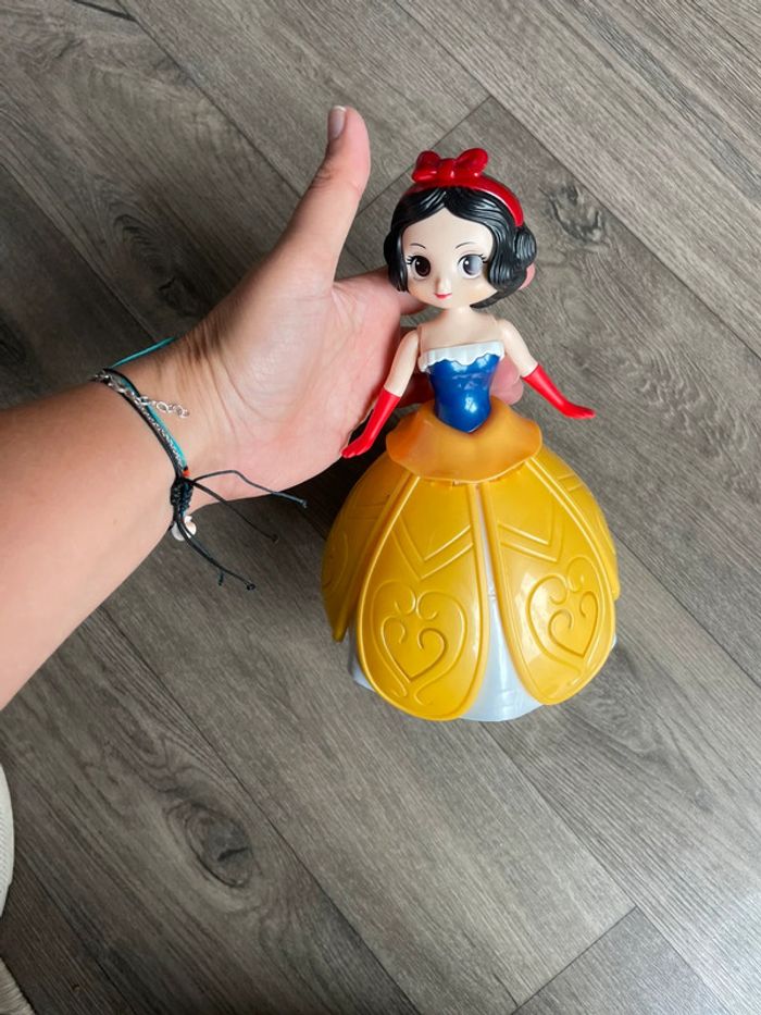 Poupée blanche neige animée