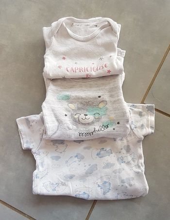 Lot bodys 1 mois