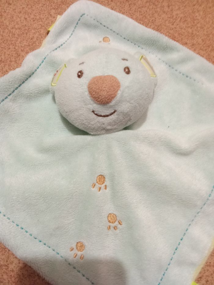 Doudou mouchoir carré bleu ciel, vert anis tête ours, chien, broderies pattes, infiniment zen, marque u tout petit - photo numéro 2