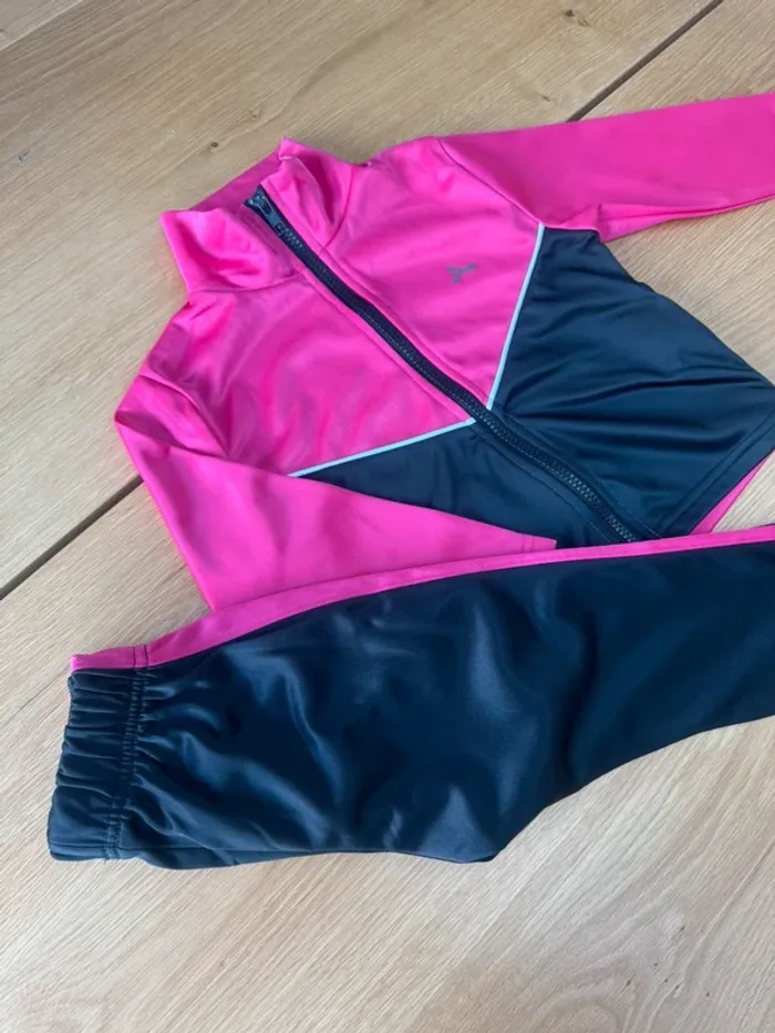 Jogging 2 pièces veste zippée et pantalon noir/rose fushia - Taille 3/4 Ans - photo numéro 3