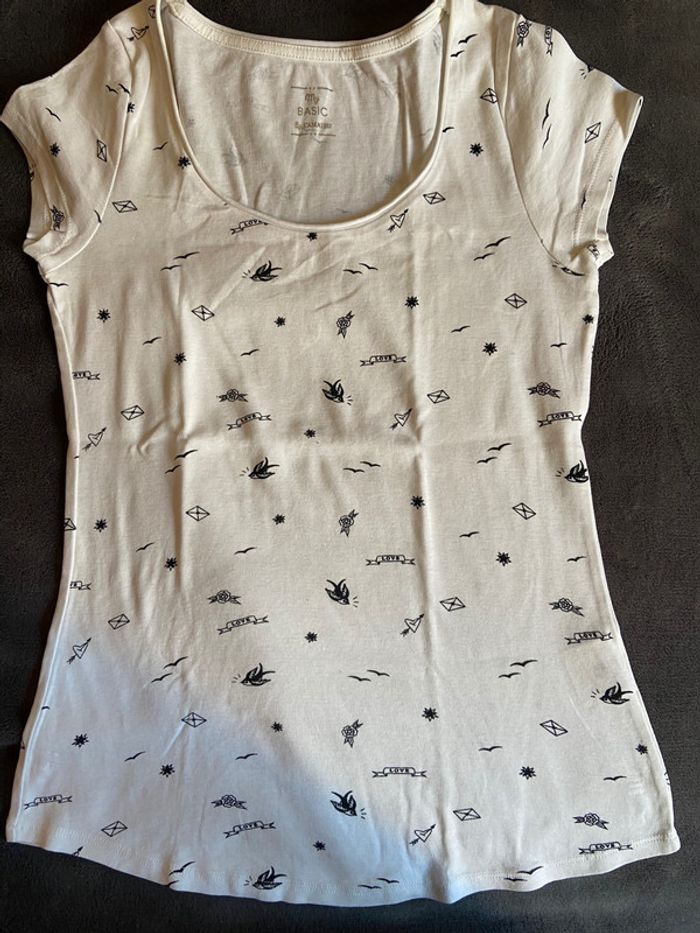 Tee short blanc avec des motifs