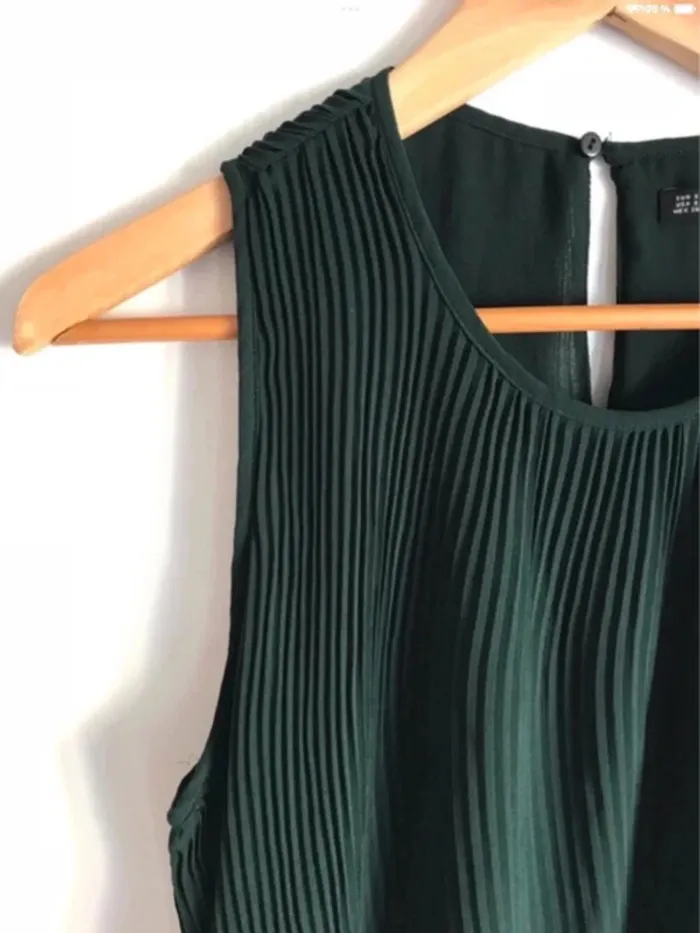 Haut Zara basic sans manches vert sapin plissé taille S - photo numéro 3