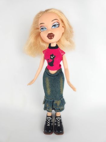 Poupée Bratz Vintage - Haut Chat Noir - Jupe Jean Longue - Bottes Lacées