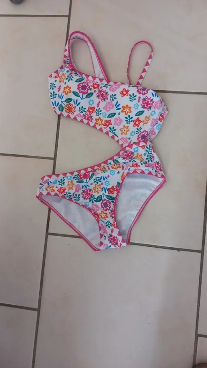 Maillot de bain fille neuf fleuri shein 8 ans
