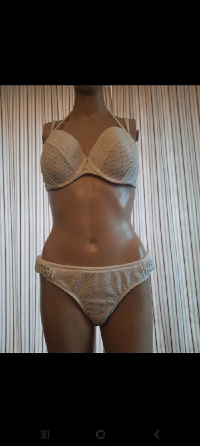 Bikini Hunkemöller haut fr/Es 95B bas L
doublé