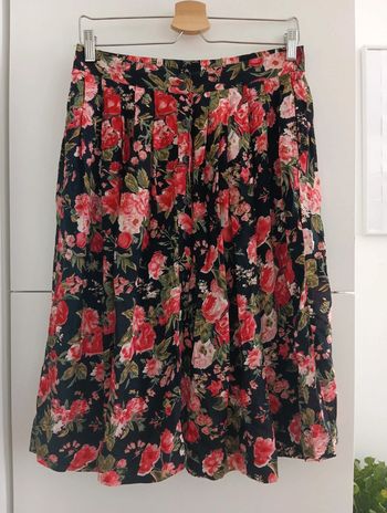 Jupe vintage entièrement boutonnée,
Fond noir fleurs roses taille 40