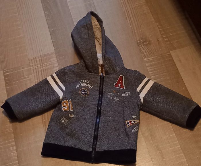 Gilet à capuche zip 18 mois