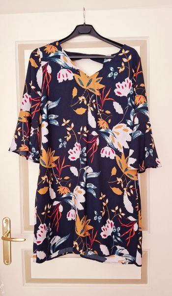 Très jolie robe en crêpe bleu marine imprimée fleurs - T40