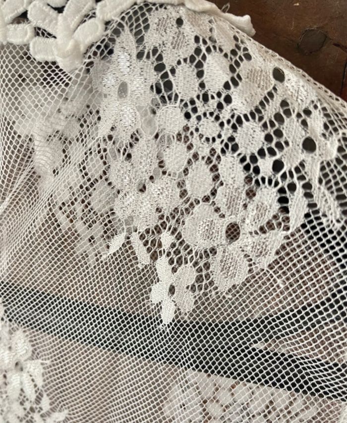 Blouse en dentelle col montant manches longues - photo numéro 2