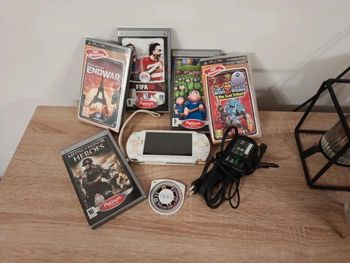 PSP blanche avec câble et 6 jeux