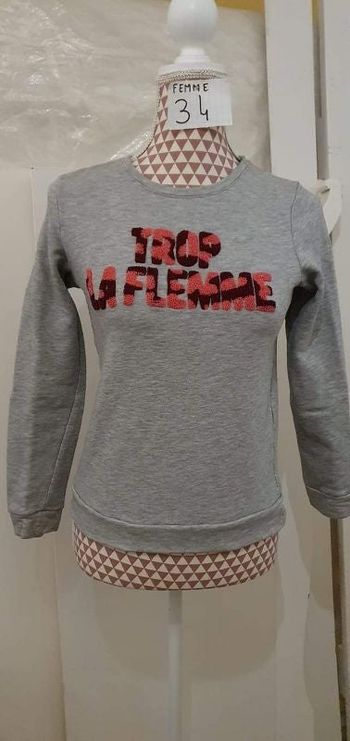 Sweat-shirt, gris motif rose et bordeaux, en coton,en très très bon état, longueur 55cm marque Kiabi
