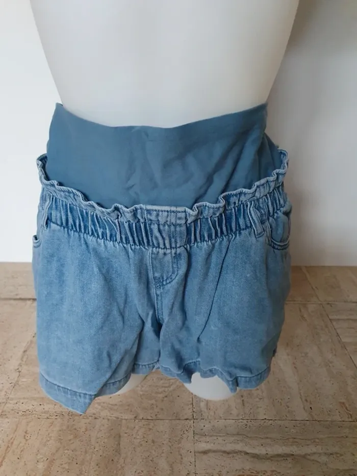 Short femme enceinte