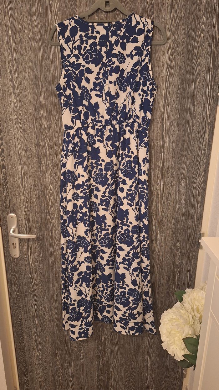 Robe longue fleurie blanche et bleue sans manches - photo numéro 2