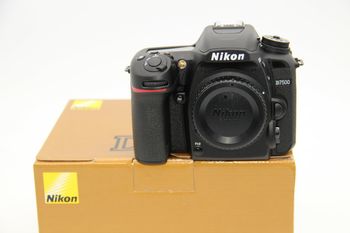 Nikon D7500