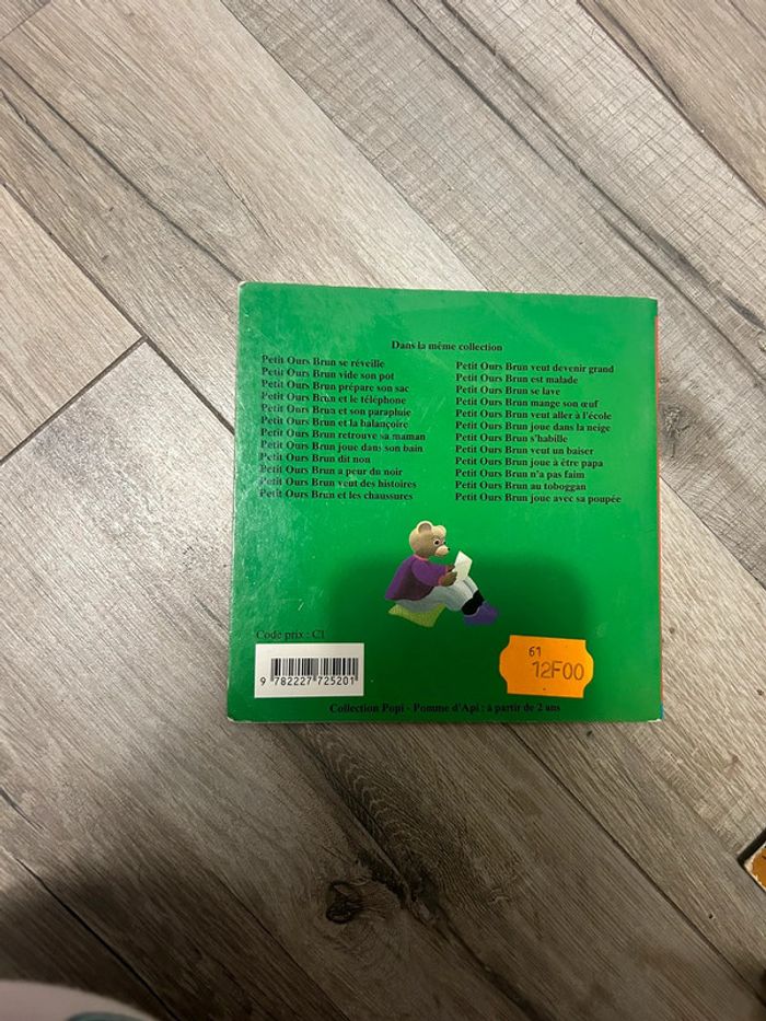 Livre petit ours brun joue à être papa - photo numéro 2