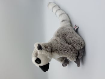 Peluche doudou lémurien blanc marron chiné blanc gris noir NATURE PLANET 22 cm