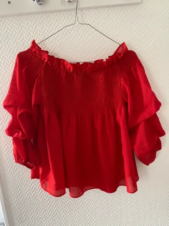 T-shirt manches 3/4 rouge épaules dénudées taille S/M
