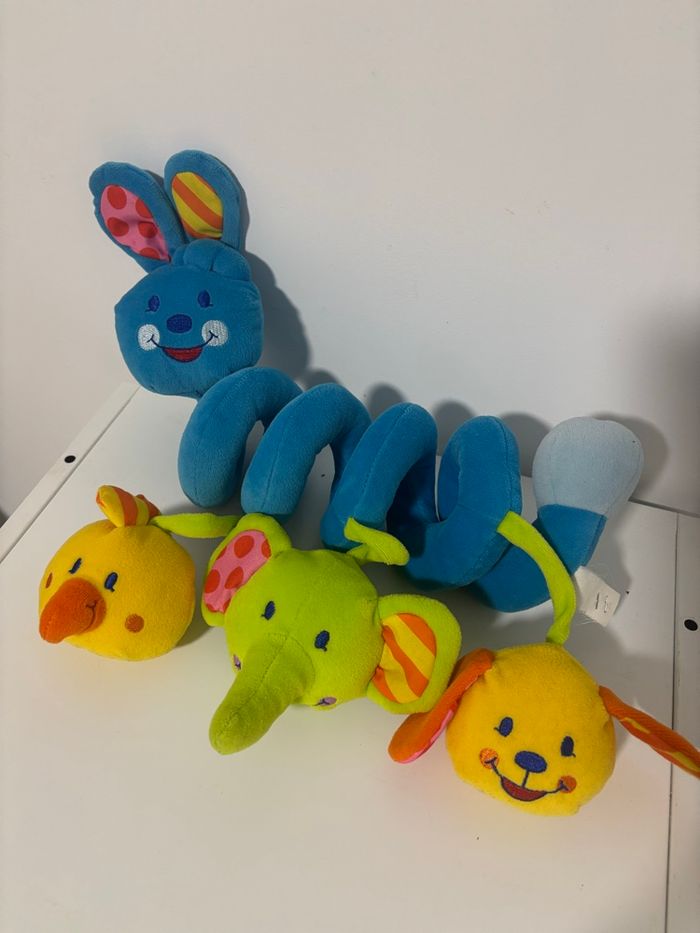 Jouet spirale à suspendre bébé lapin bleu