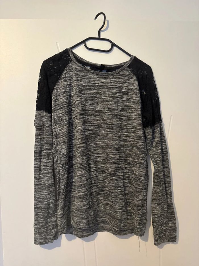 Pull léger gris et dentelle