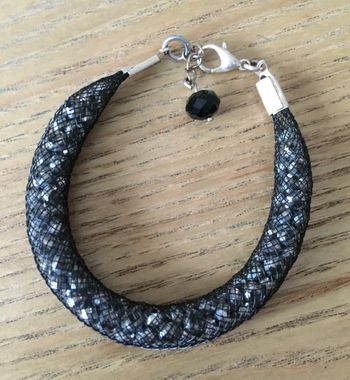 bracelet fantaisie tube noir rempli de  strass