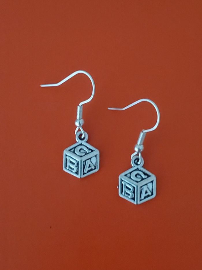 Boucles d'oreilles cube alphabet