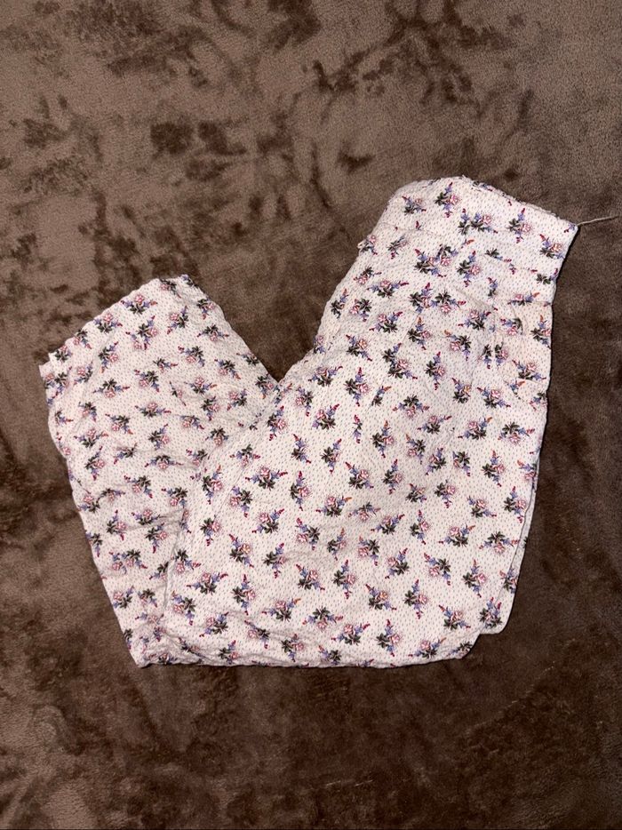 Pantalon Zara taille 6 ans fleuri en très bon état. - photo numéro 4