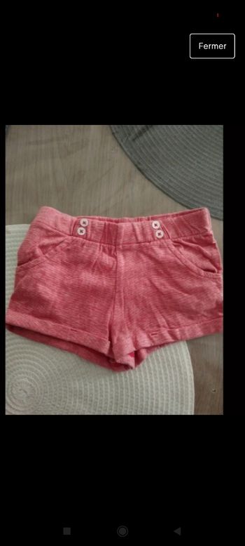 Short 6 mois en très bon état tape a l'oeil