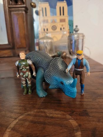 Vends 2 personnages et triceratops dino riders 80s