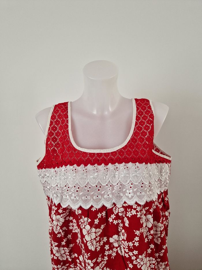 Robe polynésienne rouge a fleurs blanche à définitions dentelle - photo numéro 2