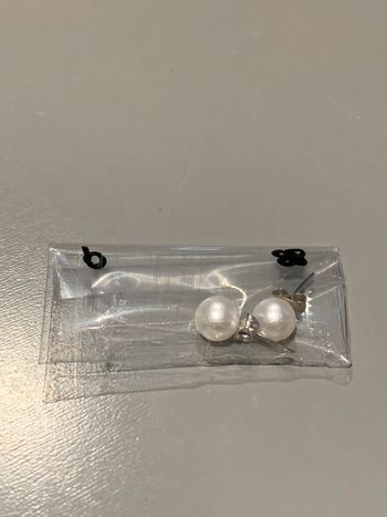 Boucles d’oreilles Adopt’ n•88 Perles boules blanc  Structures tiges + fermoirs argentés  Bijoux