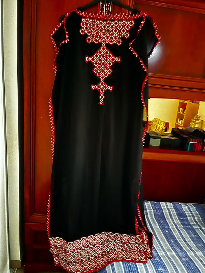 Robe kabyle 2 pièces, couleur noir robes droite et chas en voile, galons  et ceinture assorti