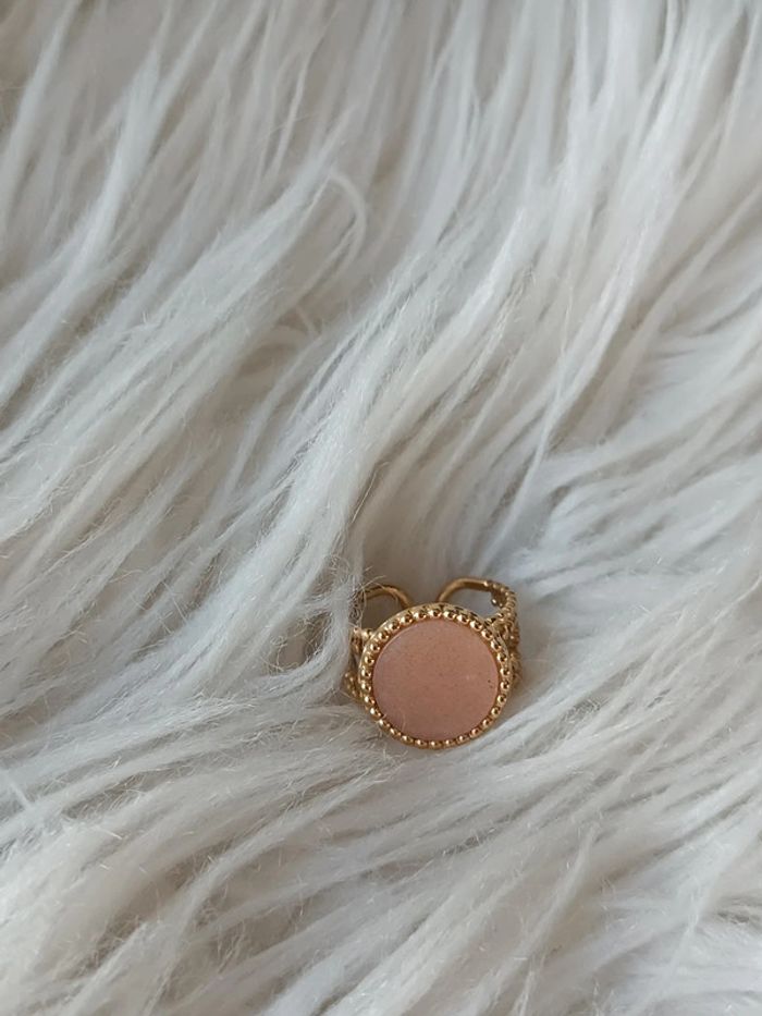 Bague dorée en acier inoxydable pierre naturelle beige rosé Bené-Bené En très bon état - photo numéro 3