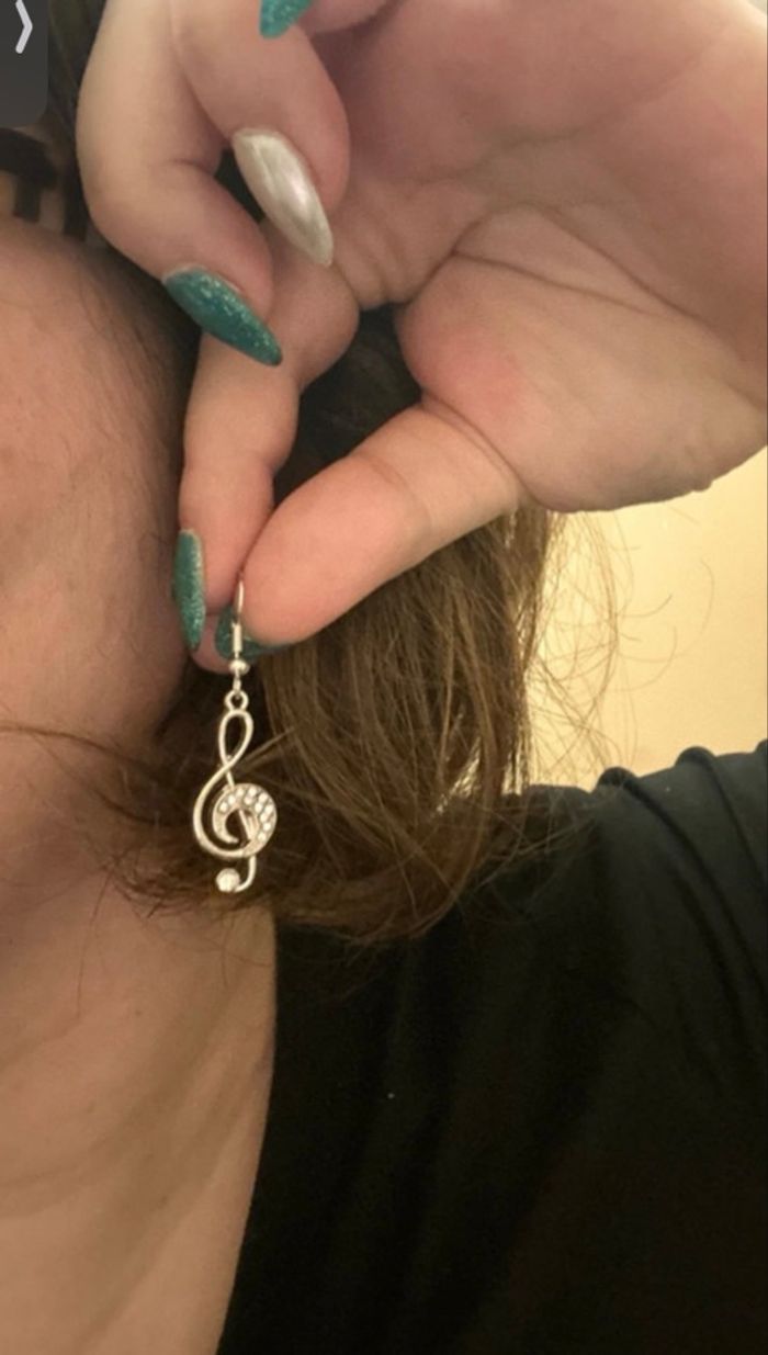 Boucles d’oreilles 🎶 NEUVES pour femme en forme de notes de musique couleur argenté - photo numéro 3