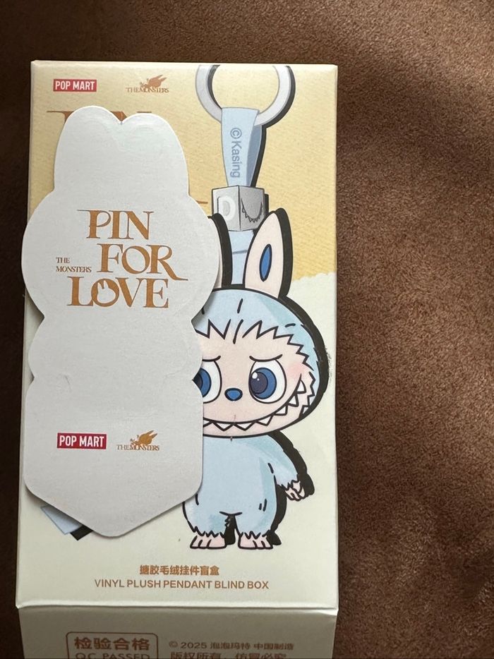 Pin for love lettre C  Labubu The Monsters Popmart authentique - photo numéro 2