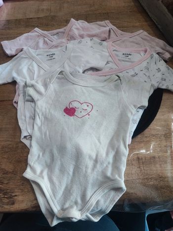 Lot 5 bodies manches courtes 1 mois