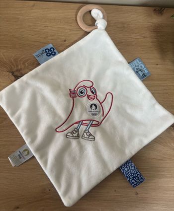 Neuf doudou plat mouchoir mascotte jo Paris 2024 anneau bois