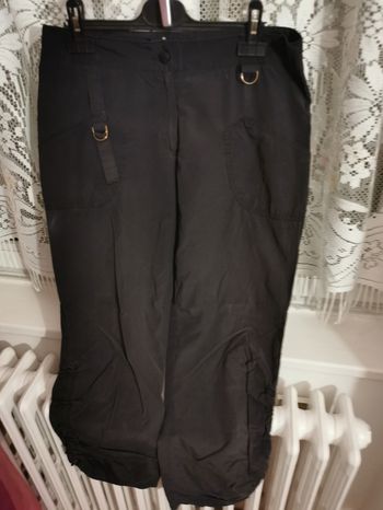 Pantacourt 2 poches, bouton et fermeture, galon en bas