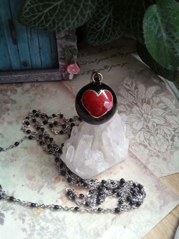 BoLa sautoir noir avec coeur rouge