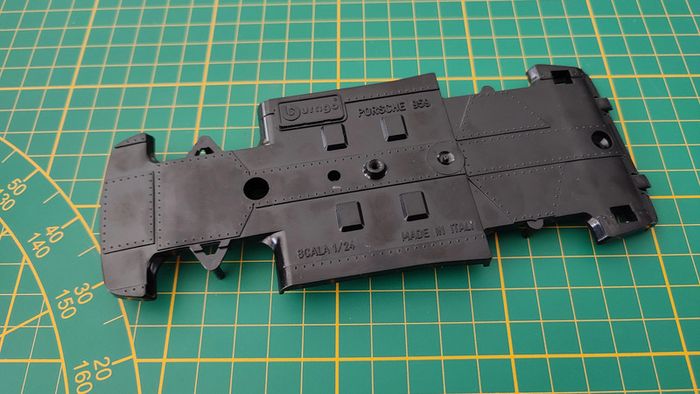 Châssis exterieur pièce détachée miniature Porsche 959 1/24 Burago #B46 - photo numéro 2